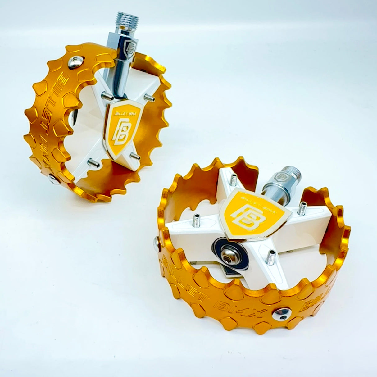 BILLET BMX SHIELD WHITE PRO SERIES ROUND PEDAL SET 9/16 PEDALS BIL-PED-RND-SHIELD-WHT-RED